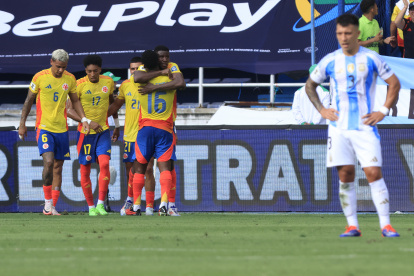 Jugadores de Colombia celebran un gol este martes, en un partido de las eliminatorias sudamericanas para el Mundial de 2026 entre Colombia y Argentina en el estadio Metropolitano en Barranquilla (Colombia