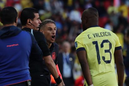 Enner Valencia festejando el gol junto al técnico Sebastián Beccacece.