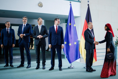 El Canciller alemán Olaf Scholz recibe a la embajadora de la República de Maldivas, Aishath Shaan Shakir, durante una recepción de representantes del cuerpo diplomáticoen Berlín, el 10 de septiembre de 2024.