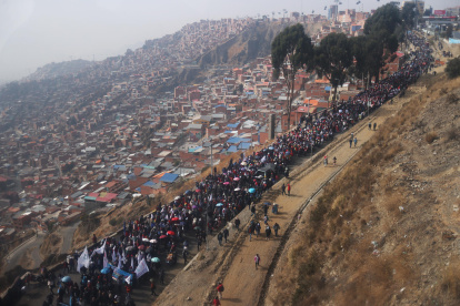Funcionarios de entidades gubernamentales, campesinos, obreros e indígenas participan en una marcha este martes, en la ciudad de La Paz (Bolivia).