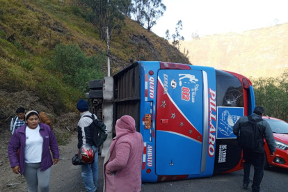 Los pasajeros trataron de salir por las ventanas en el accidente ocurrido este martes 10 de septiembre en la vía Ambato-Píllaro.