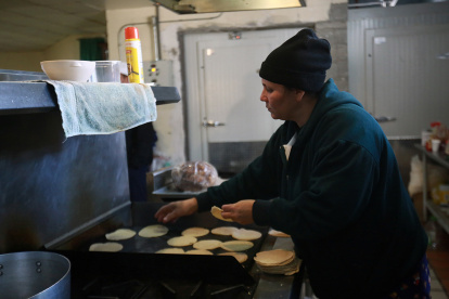 Una mujer hispana trabajando en un local de comida.