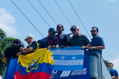Kiara Rodríguez en el carro de la caravana de oro en Guayaquil.