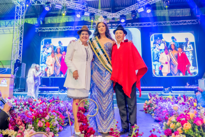 Kaya Ilaquiche Tiban junto a sus padres.