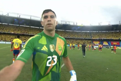 El portero de Argentina Emiliano Martínez en el momento en que golpea la cámara al final del partido ante COlombia