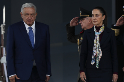 Claudia Sheinbaum y el presidente de México, Andrés Manuel López Obrador, participan en un acto protocolario.
