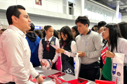 Referencial. Alumnos de colegio revisan la oferta académica de la UBE