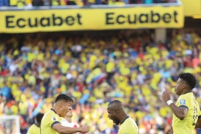 Enner Valencia (c) festeja junto a Alan Franco el gol de la selección ecuatoriana ante Perú
