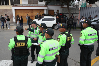 Policías vigilan afuera de la casa del expresidente peruano Alberto Fujimori este miércoles, en Lima (Perú).
