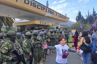 En los exteriores de la Escuela Superior del Ejército también se hizo un plantón para exigir justicia por Aidita Ati, subteniente que fue violada y encontrada muerta en una bridada militar.