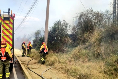 Imagen de un incendio forestal en la Autopista General Rumiñahui, a la altura del puente 6, este 11 de septiembre.