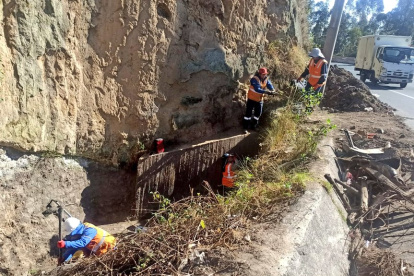 Escombros. El material afectó un tramo de la vía que conduce al valle.