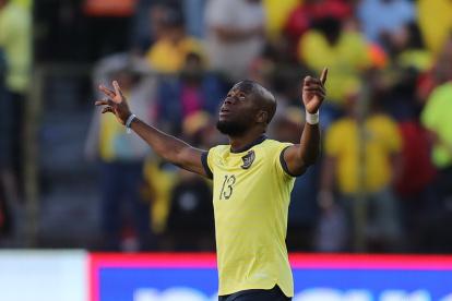 La celebración de Enner Valencia tras marcar el tanto de la victoria ante Perú, en el estadio Rodrigo Paz.