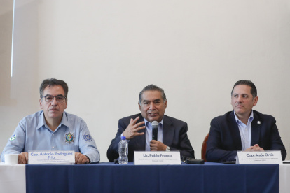 Líderes. El capitán Antonio Rodríguez Fritz (i), el abogado Pablo Franco (c) de Ilaw Network y el secretario general de ASPA, el capitán Jesús Ortiz Álvarez (d), participan este miércoles durante una rueda de prensa en la Ciudad de México (México). Sindicatos de los sectores aéreo y marítimo denunciaron este miércoles la persistencia del cabotaje (transporte nacional operado por extranjeros) y tercerización de trabajadores por empresas extranjeras en México, así como la falta de inspecciones de las autoridades regulatorias. EFE/ Isaac Esquivel