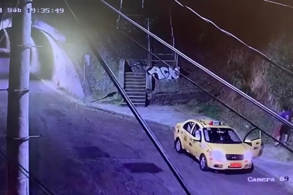 Captura de video en la que un hombre pirómano prendió fuego y se fue.