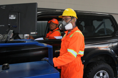 Imagen del proceso de revisión técnica que realiza la Agencia Metropolitana de Tránsito.