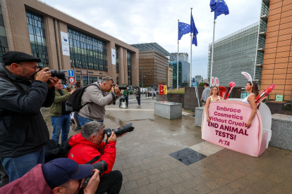 Activistas animales de PETA participan en una protesta para denunciar que las instituciones de la UE permiten torturar y matar animales en pruebas de ingredientes cosméticos.