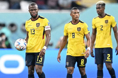 Enner Valencia (i) junto a Carlos Gruezo (c) y Félix Torres en la selección ecuatoriana