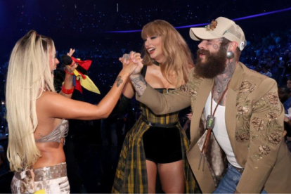 Karol G puso a bailar a Taylor Swift y a su compañero Post Malone, quien colaboró en la canción Fortnight.