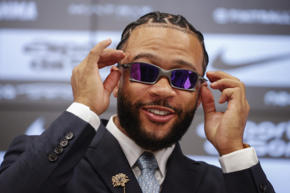 El futbolista neerlandés Memphis Depay, participa en una rueda de prensa este jueves en el estadio Neo Química Arena, sede del club Corinthians en Sao Paulo (Brasil). Depay fue recibido como una estrella en el aeropuerto internacional de Guarulhos, en São Paulo, por la afición del Corinthians, en un momento en que el equipo lucha por no descender a segunda división. EFE/ Sebastião Moreira
