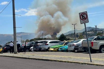 El ECU 911 señaló que el incendio se registró desde el sector de la avenida 5 de Junio, a un costado de El Panecillo.