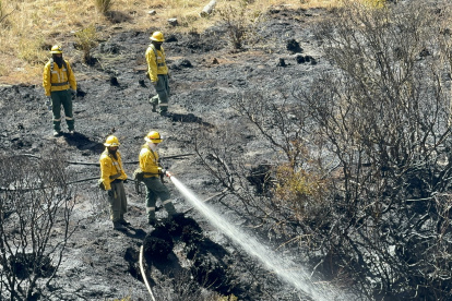 Bomberos realizaron labores de enfriamiento para evitar la reactivación del incendio en Cuchitingue.