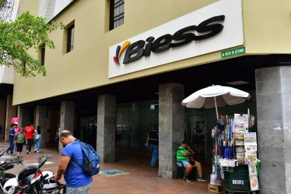 El BIESS recibe en sus oficinas a personas que solicitan diversos créditos.