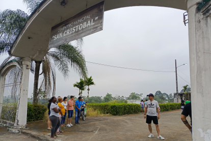 Estado. El acceso al camposanto lleva una semana sin ser repuesto.