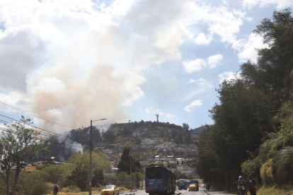 Desde varios sectores de la ciudad se evidenciaba el humo que se propagaba por el gran monumento de la virgen de El Panecillo.