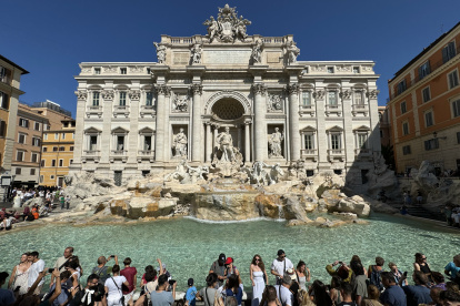 Ver de cerca la Fontana de Trevi y cumplir con la tradición de lanzar una moneda va a costar 2 euros.