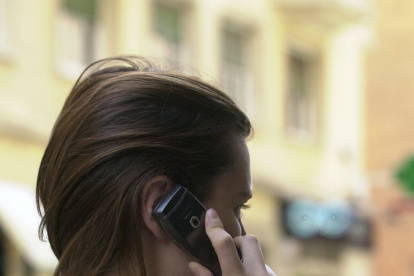 En la imagen de archivo, una joven habla por teléfono móvil en una calle de Madrid. EFE/J. Huesca