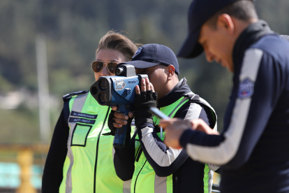 Los agentes utilizan cinemómetros (radares de mano) para los controles de velocidad.