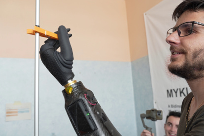 Imagen del paciente mientras se ejercita con la nueva prótesis. Crédito: © 2024 Scuola Superiore Sant’Anna