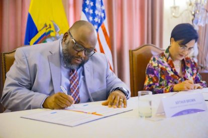 En un acto protocolar se reunió el embajador de Estados Unidos, Art Brown y la canciller de Ecuador, Gabriela Sommerfeld celebraron el acuerdo.