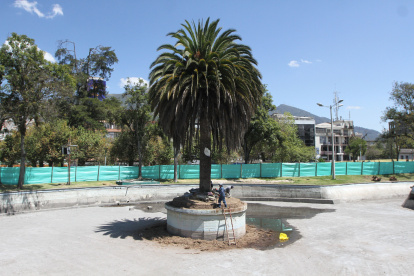 ras vaciar la laguna, se halló numerosas filtraciones en el fondo así como otros desperfectos y mecanismos que estaban obsoletos.