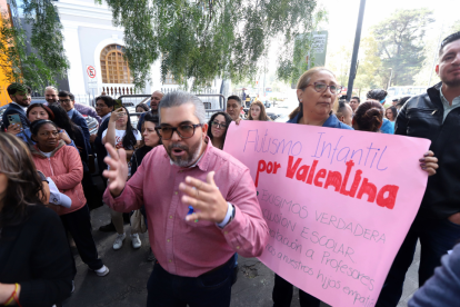 La protesta también contó con el apoyo de la comunidad, que compartió experiencias similares de rechazo y dificultades en el sistema educativo.