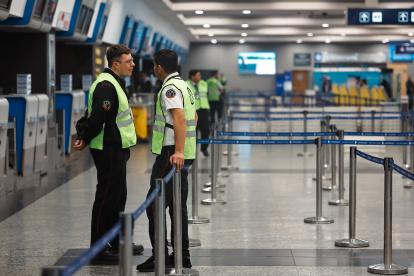 AME9314. BUENOS AIRES (ARGENTINA), 13/09/2024.- Fotografía que muestra trabajadores hablando este viernes en un área del aeropuerto Jorge Newbery de la ciudad de Buenos Aires (Argentina).Trabajadores de la aerolínea estatal argentina llevan a cabo este viernes un paro por 24 horas en medio de protestas para reclamar mejoras salariales, que afecta a unos 37.000 pasajeros y tendrá un costo económico de 2,5 millones de dólares, según informaron fuentes oficiales. EFE/Juan Ignacio Roncoroni