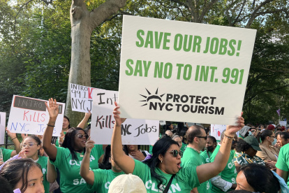 Personas participan de una manifestación en contra de la Ley de Hoteles Seguros o Intro 991, este jueves frente al ayuntamiento de Nueva York (Estados Unidos).