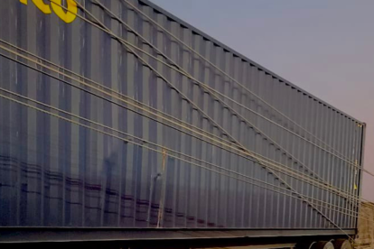 El tráiler que se enredó con los cables en el sur de Guayaquil.