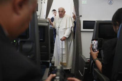El Papa Francisco asiste a una conferencia de prensa a bordo del avión papal en su vuelo de regreso después de su viaje de 12 días por el sudeste asiático y Oceanía, el 13 de septiembre de 2024.