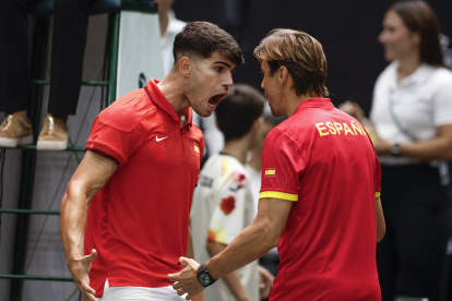 Alcaraz (#3 ATP) celebró eufórico la victoria parcial con el capitán Ferrer.