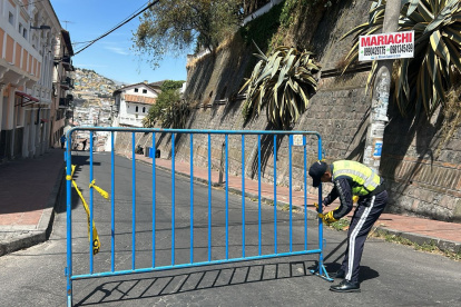Los agentes de tránsito comenzaron a cerrar las calles que rodean la Basílica, en el Centro Histórico de Quito.