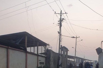 Así quedó el vehículo luego de la fuerte explosión afuera de una planta de beneficio.