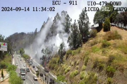 El incendio forestal en un talud de la av. Simón Bolívar generó humo, que dificultó la visibilidad en la vía.