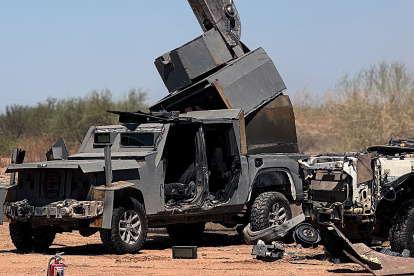 MEX8680. HERMOSILLO (MÉXICO), 14/09/2024.- Vehículos con blindaje artesanal, decomisados por la Fiscalía General de la República (FGR), son destruidos el 13 de septiembre de 2024, en la ciudad de Hermosillo en Sonora (México). Narcotraficantes que se disputan territorio para traficar drogas, armas, dinero y migrantes en la frontera del estado de Sonora con Arizona, entre México y Estados Unidos, usan vehículos "monstruo" con blindaje artesanal para sus batallas con el Ejército y otros grupos criminales. EFE/Daniel Sánchez