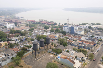- Fotografía aérea que muestra la capa de humo provocada por los incendios el pasado jueves en la ciudad de Porto Velho (Brasil). Porto Velho, la ciudad más contaminada de Brasil, trata cada vez más casos de pulmonía y otros problemas respiratorios debido a la ola de incendios, pero casi ningún habitante usa mascarilla por falta de costumbre o de conocimiento. EFE/ Isaac Fontana