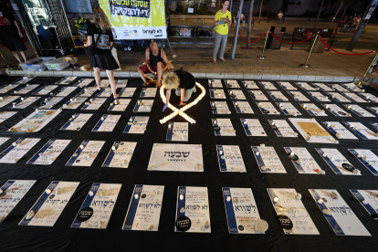 Tel Aviv (Israel), 14/09/2024.- Israelis light candles near tributes to Israeli hostages held by Hamas in Gaza, during a protest calling for their immediate release, in Tel Aviv, Israel, 14 September 2024. According to the Israeli military, 101 Israeli hostages remain in captivity in the Gaza Strip. Rallies in Israel have been critical of the Israeli government"s handling of the crisis, demanding the immediate release of all hostages. (Protestas) EFE/EPA/ATEF SAFADI