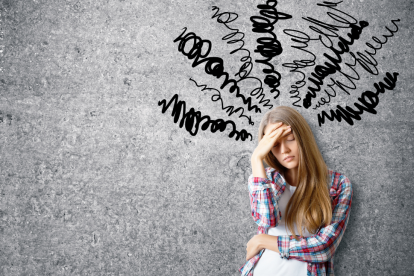 El gaslighting induce a la persona a cuestionar su propia percepción y memoria, generando confusión y dependencia emocional.