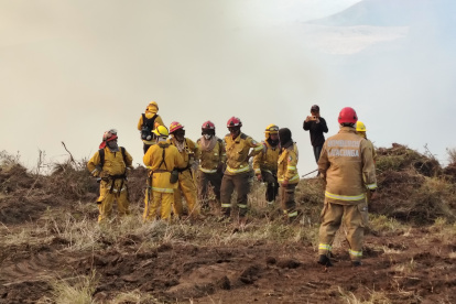 Bomberos quedaron atrapados en medio del fuego y el espeso humo.