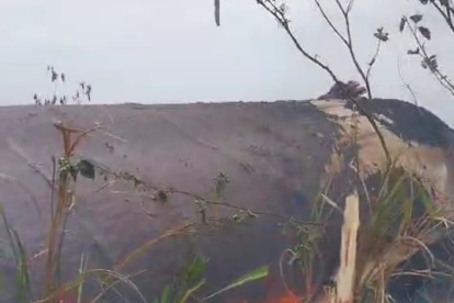 Caso. Moradores están buscando apagar el fuego en Nobol.